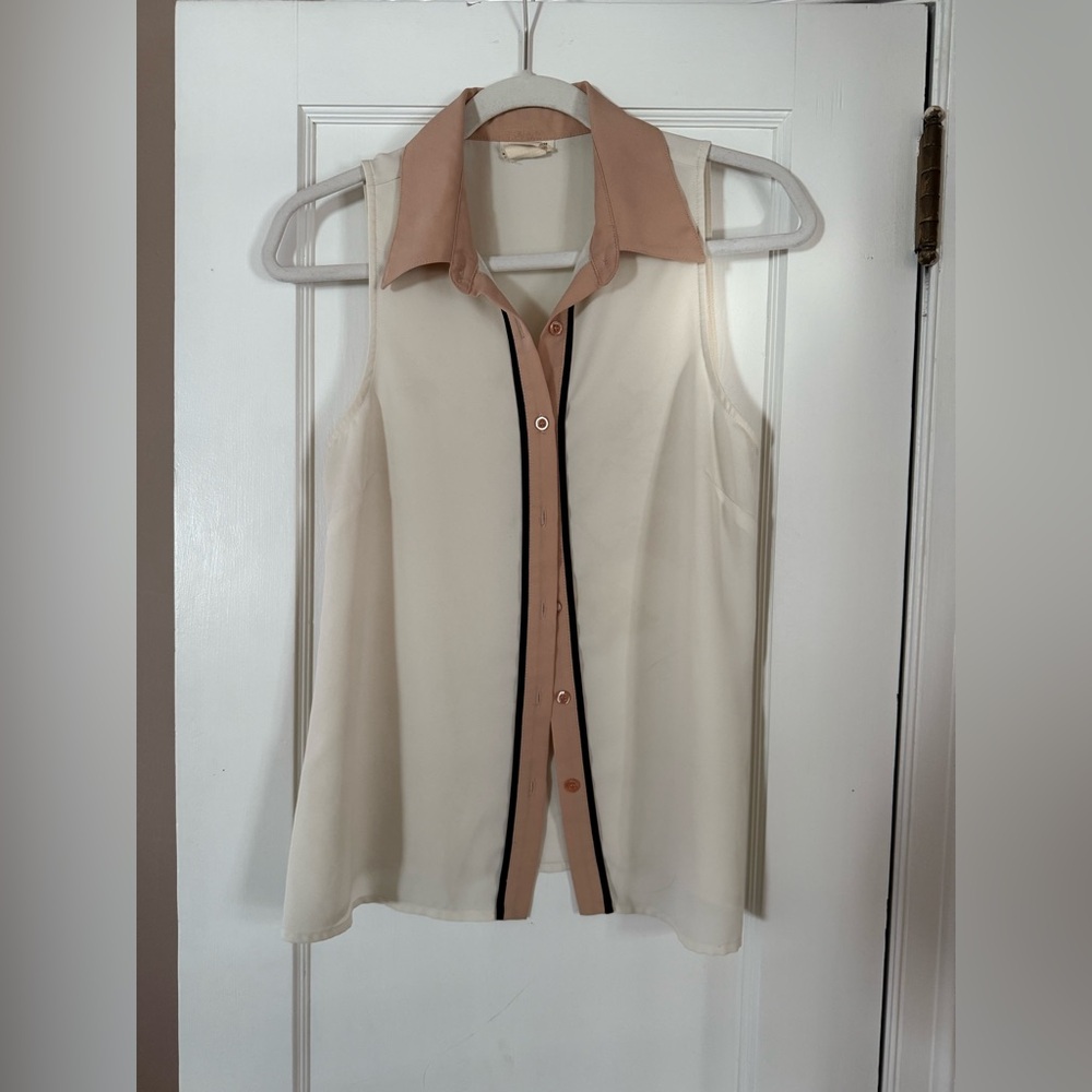 Button up sleeveless, collared top. Size small, great condition.